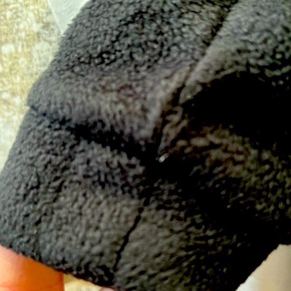COLUMBIA KIDS BLACK ZIP UP FLEECE.:.WORN 1x..kids grow WAY TOO FAST!
SIZE 3T 🐰 - Picture 4 of 11